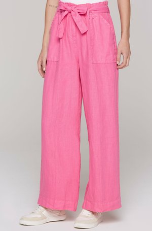 Rosa Leinen-Hosen mit weitem Bein und beltem Bund, ausgestattet mit zwei vorderen Taschen und einer glatten Textur. Kombiniert mit weißen Sneakers.