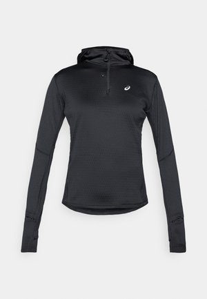 Pull noir à capuche à manches longues en tissu texturé, avec une demi-fermeture éclair et des orifices pour les pouces pour un ajustement sécurisé. Logo sur la poitrine.