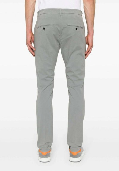 Pantaloni chino in cotone grigio con taglio slim, dotati di due tasche posteriori con bottoni neri e una texture liscia. Abbinati a sneakers.