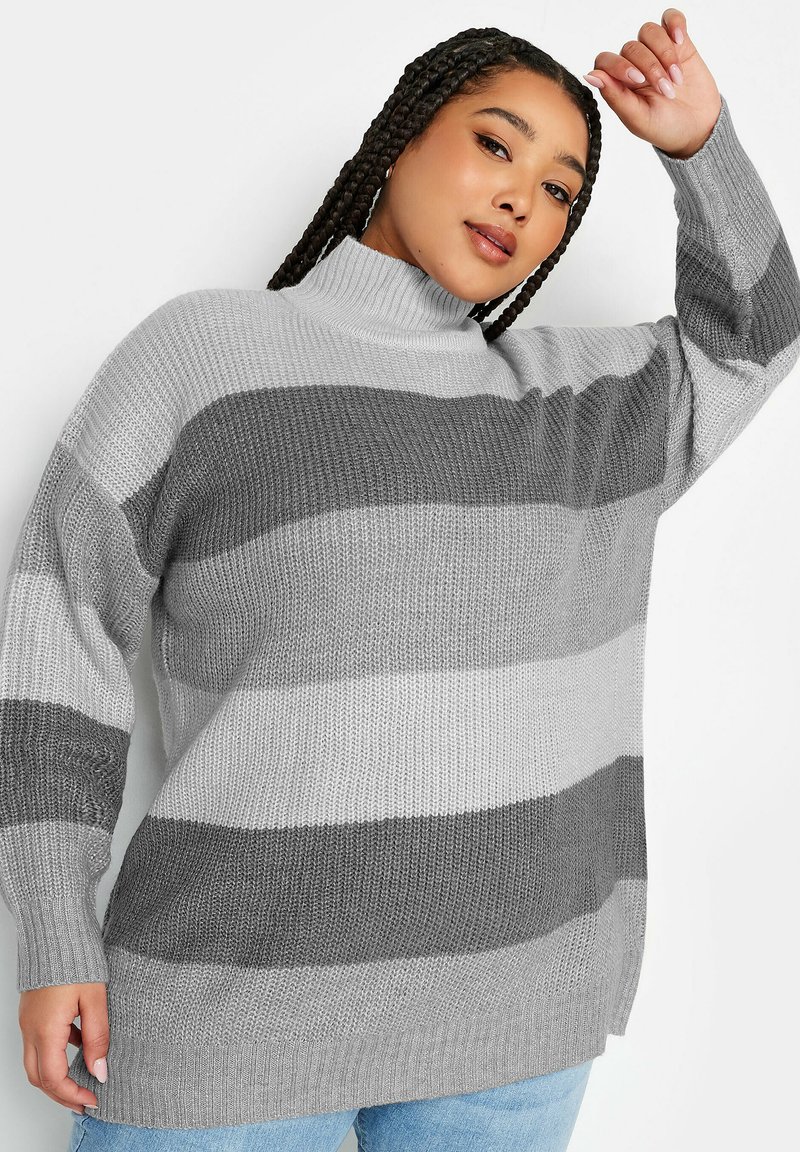 Grau und hellgrau gestreifter Strickpullover mit hohem Hals, langen Ärmeln und seitlichen Schlitzen, aus einem strukturierten Garn gefertigt. Lässige Passform.