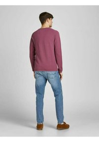 Jack & Jones JJEHILL CREW NECK  - Svetrík - hawthorn rose