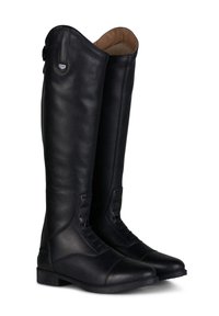 Botas de montar de cuero negro con caña alta hasta la rodilla, puntera redonda, cordones en la parte delantera, textura suave y un pequeño detalle de logo en metal.