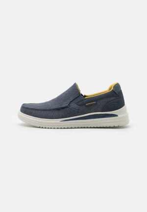 Zapatillas azul claro de tela tipo denim, con un interior amarillo en contraste y una suela de goma blanca con detalles azules.