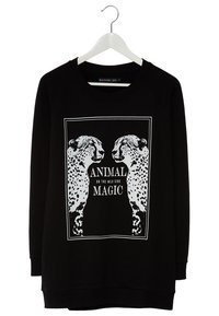 Sudadera negra con cuello redondo, que presenta un gráfico blanco de dos leopardos y el texto "ANIMAL EN EL LADO SALVAJE MAGIA" en el centro.