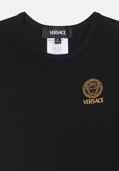 Čierne tričko Versace s okrúhlym výstrihom, na ľavej strane na hrudi je malé zlaté logo hlavy Medúzy a nápis "VERSACE".