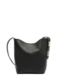 Borsa a tracolla in pelle nera con una parte superiore arcuata, base piatta e una lunga tracolla con dettagli in hardware dorato. Texture liscia, design minimalista.