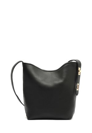 Borsa a tracolla in pelle nera con una parte superiore arcuata, base piatta e una lunga tracolla con dettagli in hardware dorato. Texture liscia, design minimalista.