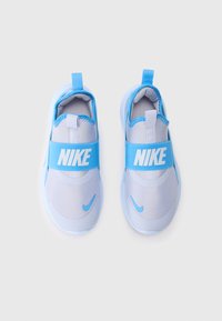 Jasnoszare i niebieskie slip-on'y Nike z szerokimi paskami na górze oraz pętlami na pięcie i języku.