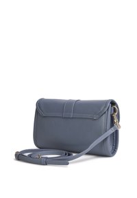 Borsetta a pochette in pelle blu con pattina pieghevole, dettagli in hardware dorato e tracolla rimovibile. Texture liscia con cuciture visibili.