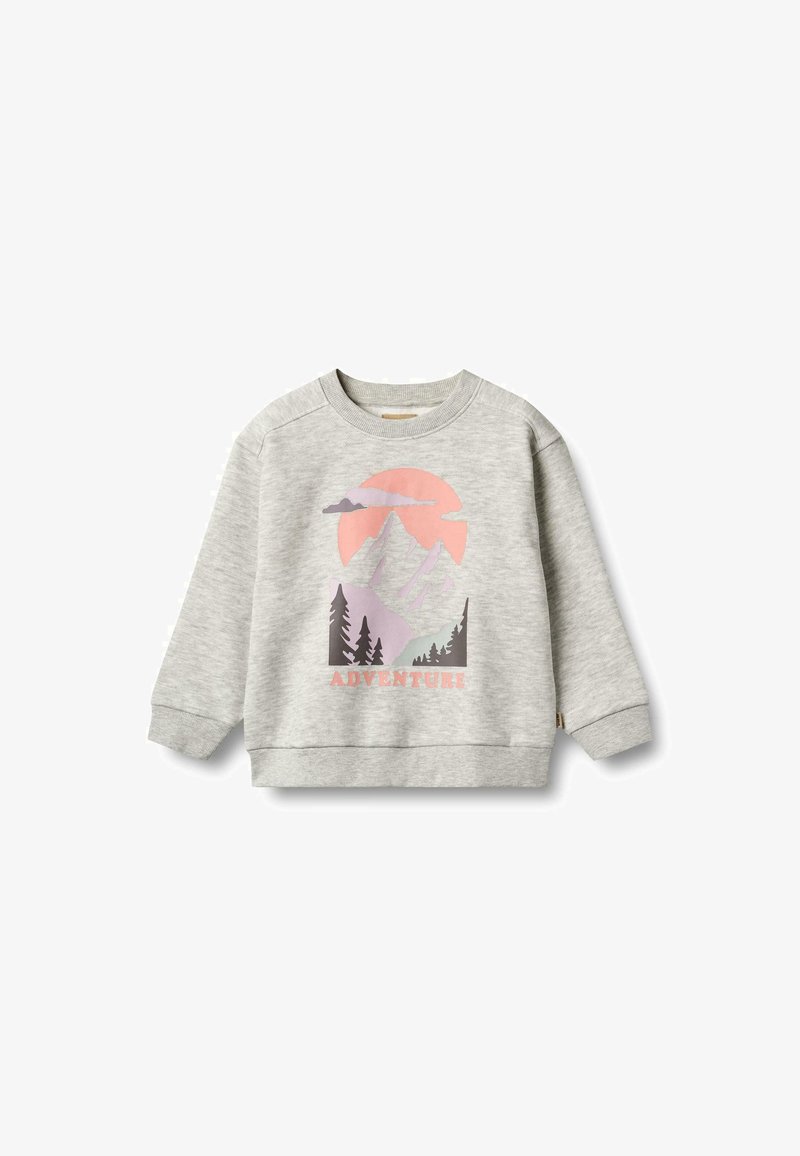 Sweatshirt griș cu un grafic de munte și pădure în nuanțe de roz, mov și negru, având textul "ADVENTURE" în partea de jos. Material moale, croi lejer.