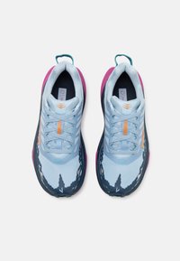 HOKA TORRENT 4 - Scarpe da trail running - drizzle/fuchsia