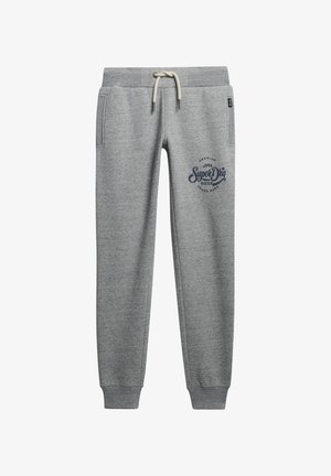 Grå sweatpants lavet af blødt stof, med elastisk talje og snøre, sidelommer og et marineblåt logo printet på det ene ben.