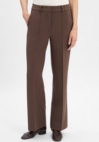 Braune maßgeschneiderte Hose mit geradem Bein, aus glattem Stoff gefertigt. Mit Gürtelschlaufen und Fronttaschen.
