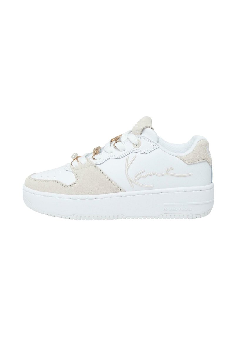 Sneaker bianco con accenti in suede, dotato di punta rotonda, chiusura con lacci, logo in rilievo e suola texture per aderenza.