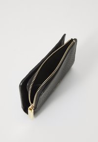 Portafoglio in pelle nera con finitura testurizzata, chiusura con zip e hardware dorato. Presenta due scomparti, che si aprono dall'alto.