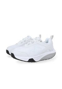 Zapatillas deportivas blancas con parte superior de malla, puntera redondeada, suela negra y un detalle de diseño texturizado. Presentan cordones y una pestaña de tirón en el talón.