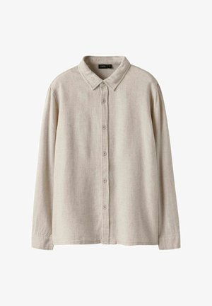 Chemise beige clair à manches longues en tissu texturé avec un devant à boutons, un col et des accents de boutons.