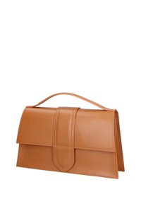 Borsa a mano in pelle color tan con forma strutturata, chiusura a patta frontale e manico superiore. Presenta una superficie texturizzata e cuciture a contrasto.