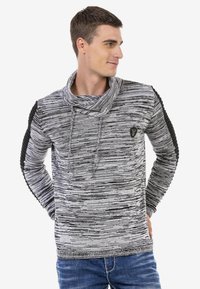 Grauer und schwarzer Pullover mit Kapuze, strukturierter Stoff, gestreiftes Muster und gerippte Akzente an den Schultern.