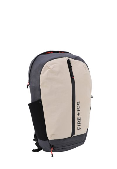 Zaino con una parte anteriore crema, materiale grigio testurizzato, dettagli neri e una zip centrale. Include spallacci regolabili e dettagli del logo.