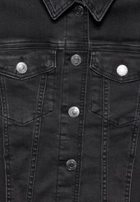 Svart denimjacka med krage, två bröstfickor, silverfärgade knappar och synliga sömnadsdetaljer. Slät textur.