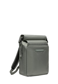 Sac de coursier roulé en tissu texturé olive, avec une poche avant dotée d'un accent horizontal, une bandoulière ajustable et un design élégant et minimal.