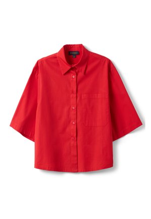 Chemise rouge à manches courtes avec boutons, col et une poche poitrine gauche, présentée à plat sur fond blanc.