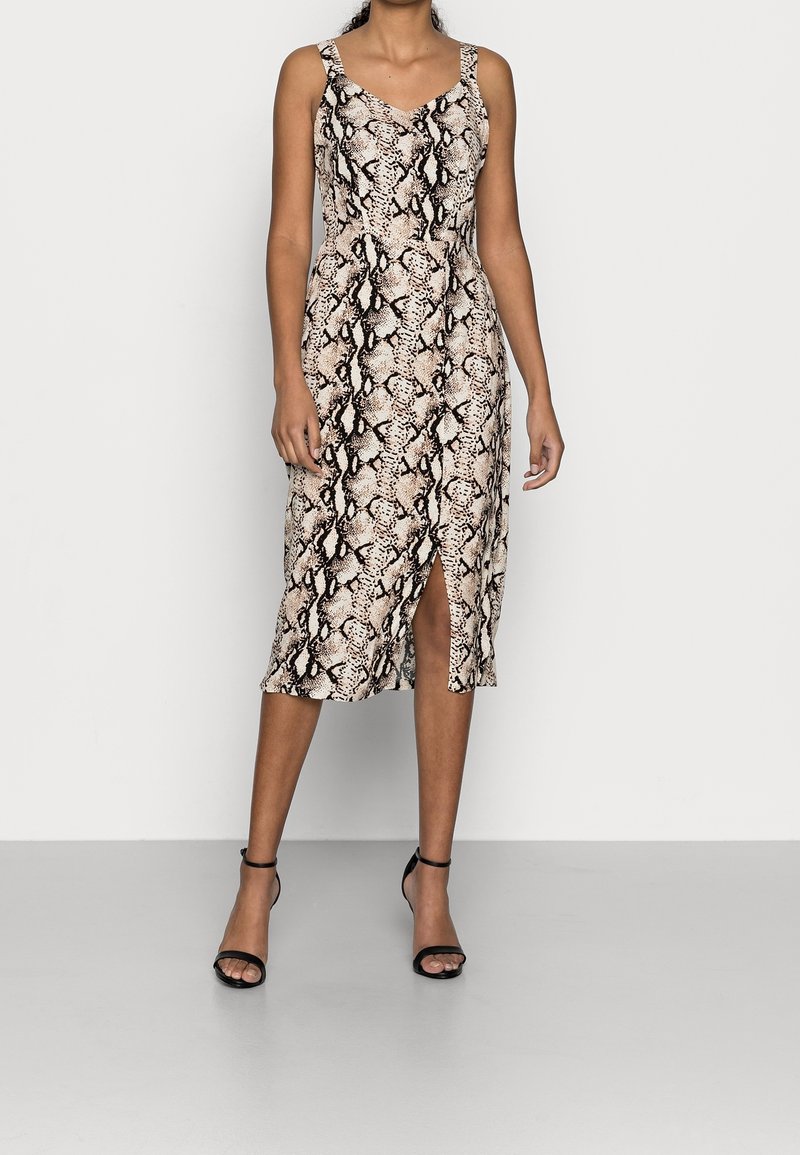 Tight midi-klänning med v-ringning, med ett ormtryck i beige och svart, med en sidov slit och tunna remmar.