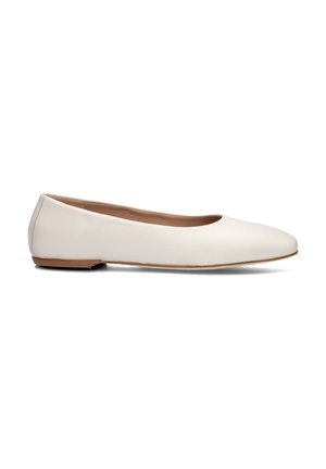 Witte leren balletschoenen met een ronde teen, minimalistisch ontwerp, gladde textuur en een dunne, lichtgekleurde zool.