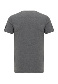 Graues T-Shirt mit kurzen Ärmeln, runder Ausschnitt, Baumwollmischgewebe, glatte Textur, rechteckiges Markenlabel am linken Ärmel.