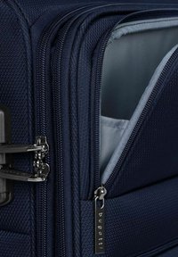 Valigia blu scuro con tessuto testurizzato, dotata di diverse cerniere, un interno di un delicato blu chiaro e un piccolo tag metallico etichettato "bugatti".