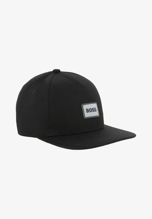 Casquette noire en tissu texturé, avec un bord plat et une étiquette rectangulaire avec le logo "BOSS" en gris à l'avant.