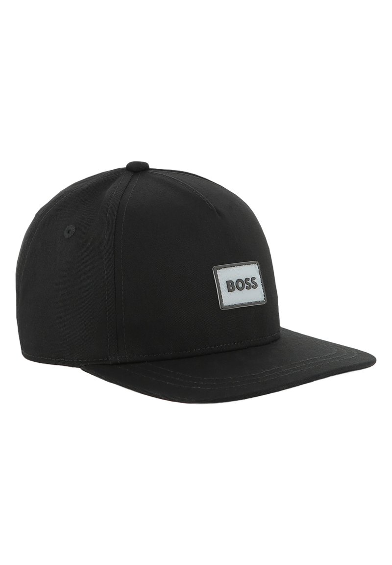 Casquette noire en tissu texturé, avec un bord plat et une étiquette rectangulaire avec le logo "BOSS" en gris à l'avant.