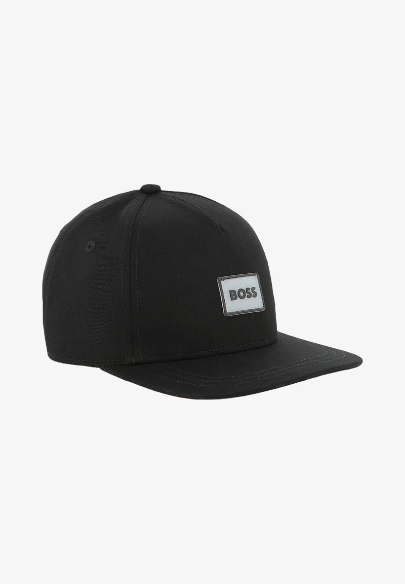 Casquette noire en tissu texturé, avec un bord plat et une étiquette rectangulaire avec le logo "BOSS" en gris à l'avant.