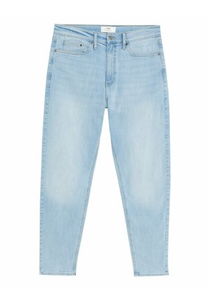 Jeans slim fit bleu clair à taille cintrée avec cinq poches, passants de ceinture, bouton frontal et fermeture éclair.