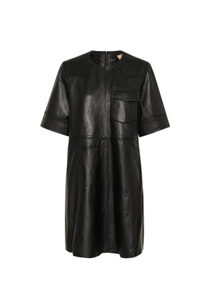 Rochie din piele neagră cu mâneci scurte, având un decolteu rotund și un mic buzunar la piept accentuat cu ținte și detalii cusute.