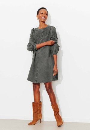 BRODÉ - Robe en jean - gris