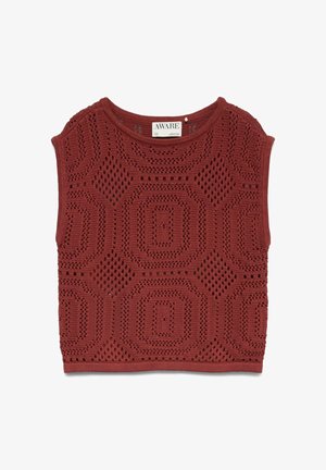 Top tricotat fără mâneci, de culoare roșu închis, cu model geometric decupat și guler rotund, etichetă "AWARE", mărimea S/M.