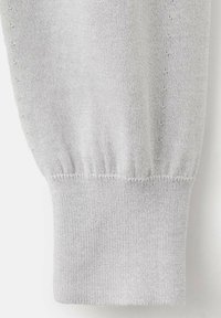 Manșonul de pulover tricotat gri deschis cu manșetă tip bordură, având un model texturat subtil de-a lungul cusăturii, din material moale.