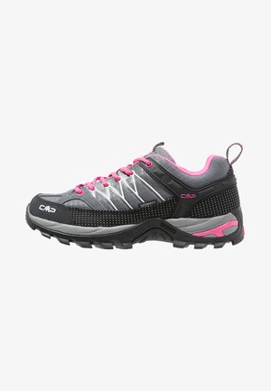 Scarpa da trekking leggera con tomaia in mesh nero e grigio, accenti rosa, caratteristica impermeabile, suola testurizzata e dettagli decorativi.