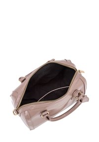 Borsa lucida di colore rosa chiaro con finiture dorate, chiusura a zip e doppi manici. L'interno è nero con una tasca con zip. Design compatto.