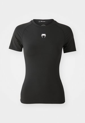 Černé tričko s krátkým rukávem vyrobené z hladkého materiálu. Má kulatý výstřih a bílé logo hada na hrudi. Přiléhavý střih.