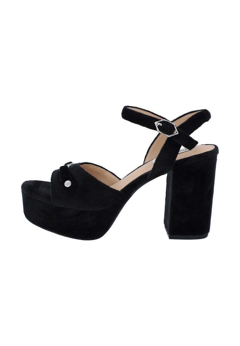 Sandali platform in suede nera con tacco chunky, cinturini incrociati alla caviglia e un accento metallico decorativo sulla fascia frontale.