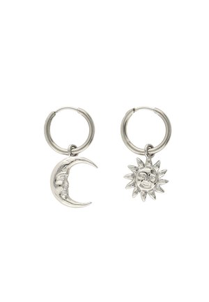 Boucles d'oreilles créoles en argent avec des breloques détaillées de soleil et de croissant de lune représentant des visages humains.