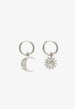 Boucles d'oreilles créoles en argent avec des breloques détaillées de soleil et de croissant de lune représentant des visages humains.