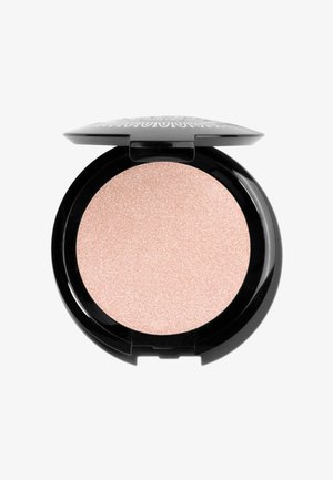 Ronde compacte blush in een glanzend zwart doosje, met een glinsterend lichtroze poeder. De textuur is soepel met een fijne shimmerafwerking.