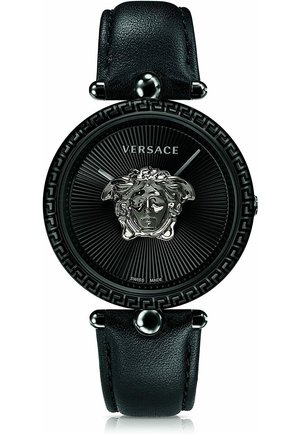 Schwarze Lederarmbanduhr mit einem runden schwarzen Zifferblatt, silbernem Medusenemblem, strukturiertem Hintergrund und griechischem Schlüsseldesign auf der Lünette.