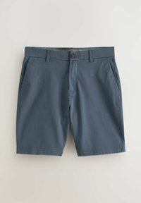 Pantalones cortos oscuros de hombre en azul marino, hechos de una tela suave, con una parte frontal plana, cierre de un solo botón, trabillas para cinturón y bolsillos laterales.