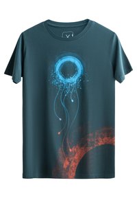 Donkerteal katoenen T-shirt met een cirkelvormige blauwe grafiek en golvende lijnen in het roze en wit. Beschikt over een ronde halslijn en korte mouwen.