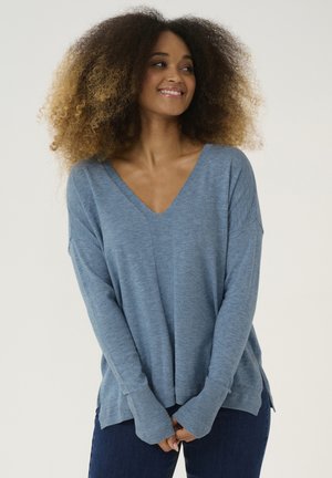 Hellblaues V-Ausschnitt-Sweatshirt mit lockerer Passform, gerippten Bündchen und seitlichen Schlitzen. Weiche Textur mit einem subtilen melierten Muster.